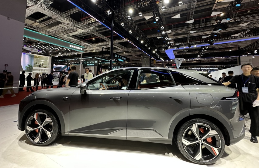 上海车展丨实拍深蓝S7，化妆镜带屏幕，配女王副驾，还看Model Y？
