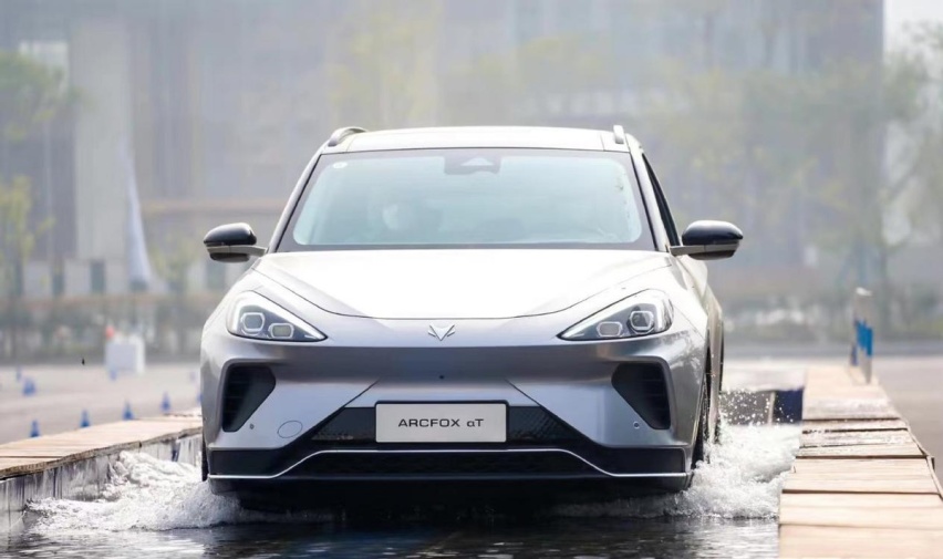 极狐阿尔法T能撞嬴Model Y？论安全，电动车该怎么选