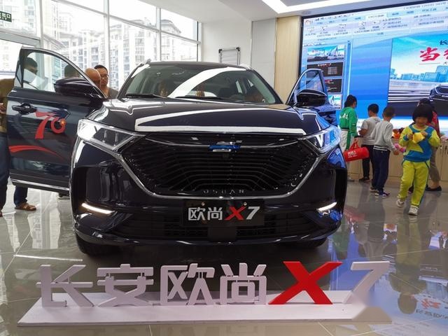 探店欧尚X7：入店即遭百余客户围观，一辆能装40人的SUV是啥样？