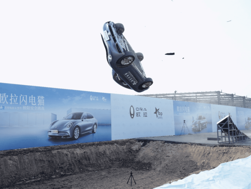 新能源汽车安全天花板，欧拉闪电猫高速螺旋翻滚跌落挑战成功