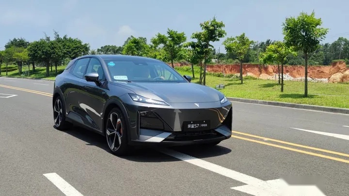 试驾官丨深蓝S7纯电首试，遮阳板“变”屏幕，卷翻Model Y？