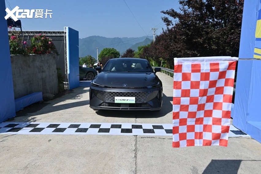 13分钟极速攀升1160米此前,长安uni-v(参数|询价)产品经理在抖音上