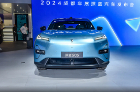 15万内的SUV，提供增程、纯电两版动力系统，家用车型就看它