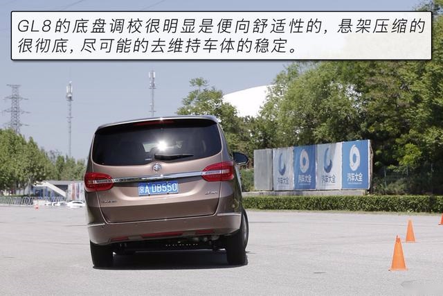 MPV市场标杆式存在 别克GL8 28T商旅车一个“沙发”搞