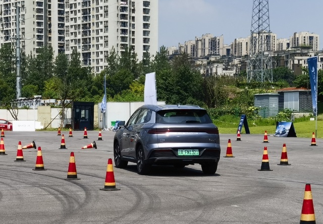 上市首月销量破1.6万辆，宋Pro DM-i冠军版开起来怎样？