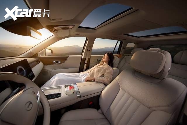 搭载Momenta R6飞轮大模型 15.98万起带城区NDA 传祺向