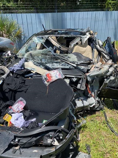 特斯拉Model S被18轮重卡撞烂，但却救了车主的命