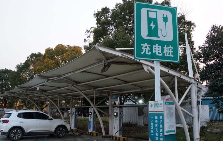 油价这么贵，为什么纯电车“等等党”还是输了？