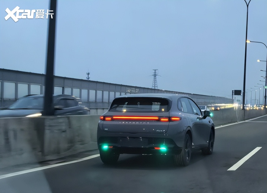 智驾“小蓝灯”凉凉！又晃眼不符合法规，早就该被禁用了？