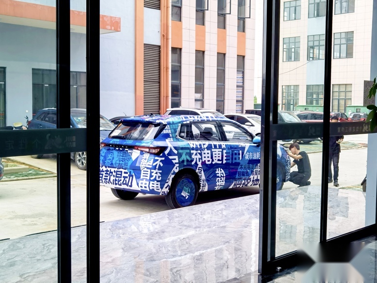 五菱混动SUV来了，外观帅气，油耗4.6L/100km，晚来却是“精品”
