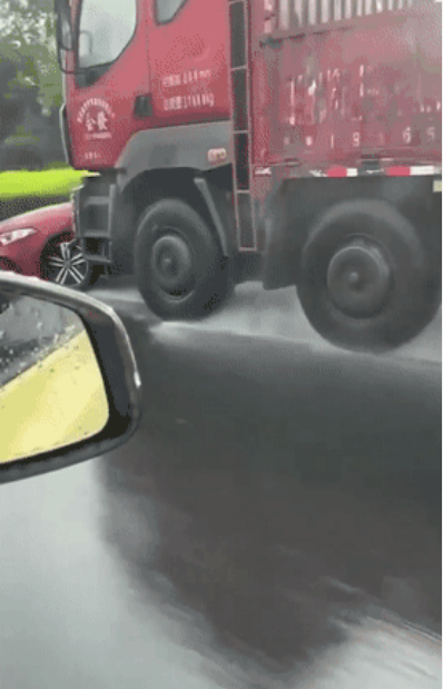 货车雨中横向推行奔驰汽车90余秒，奔驰品牌获得一则“活广告”