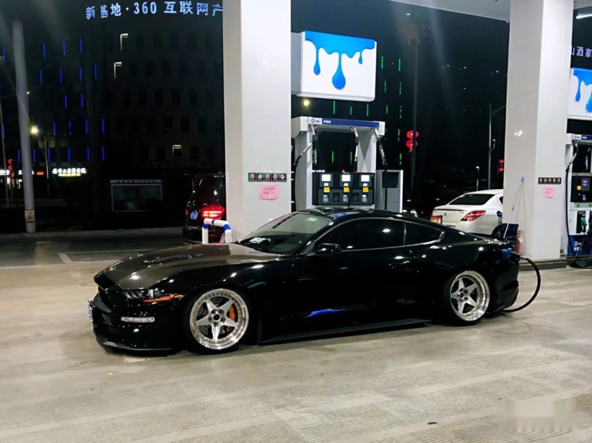 美式肌肉车Mustang也玩低趴姿态，因为改的太帅被各种举报？