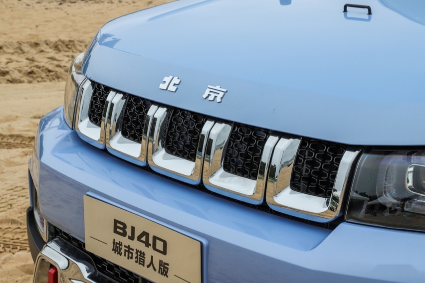 越野健将BJ40踢馆坦克300，难道就赢一手价格低？