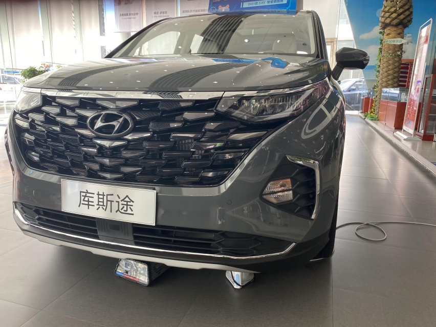 落地价差5万，低配2.0T现代库斯图与次低配别克GL8怎么选？