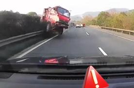 为什么新手总在超车道开慢车，而老司机从来不走最左侧车道