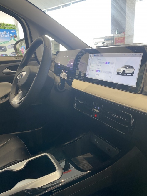 几何E龙腾版探店,5万+续航高达300km,这车真的可买!