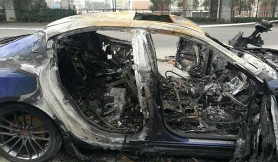 小心自燃！这些东西夏天不能放在车内，否则容易造成危险