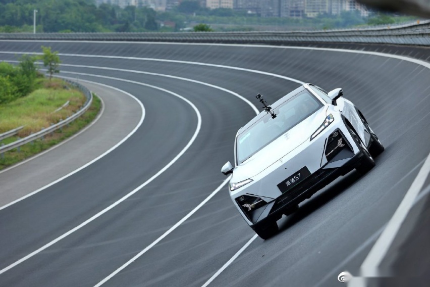 续航1120km！深蓝S7开启超级增程动态品鉴