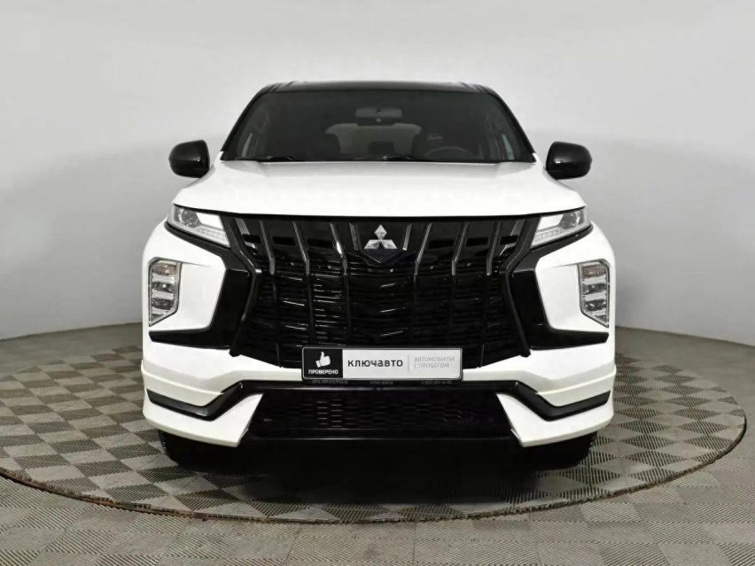 全新一代三菱帕杰罗曝光 搭载V6发动机 内饰一言难尽