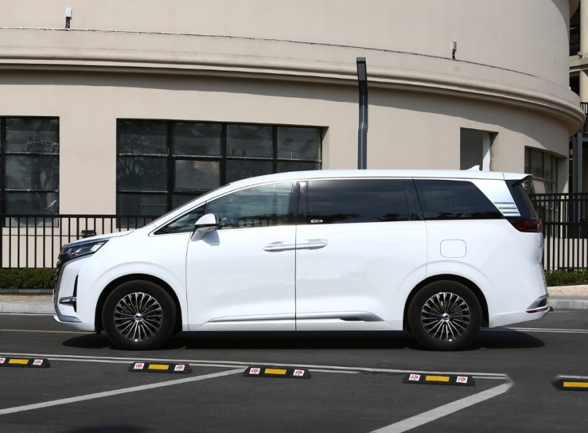 比亚迪高端化成功，竞争埃尔法，长5250mm续航620km，月销量过万