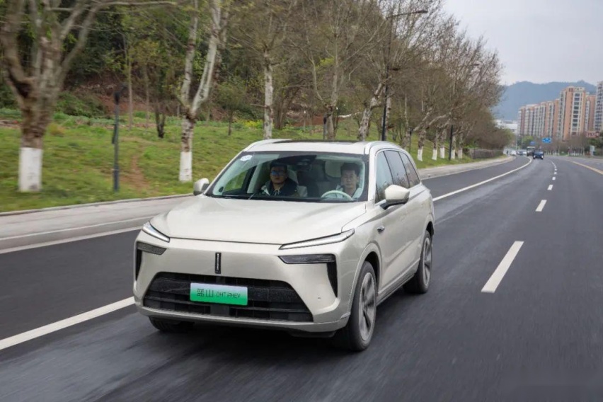 30万、插混、大六座SUV，这杯“蓝山”要硬刚理想L8？
