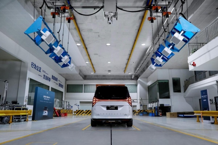 全球唯一纯电四排八座MPV尾碰 L380全项通关