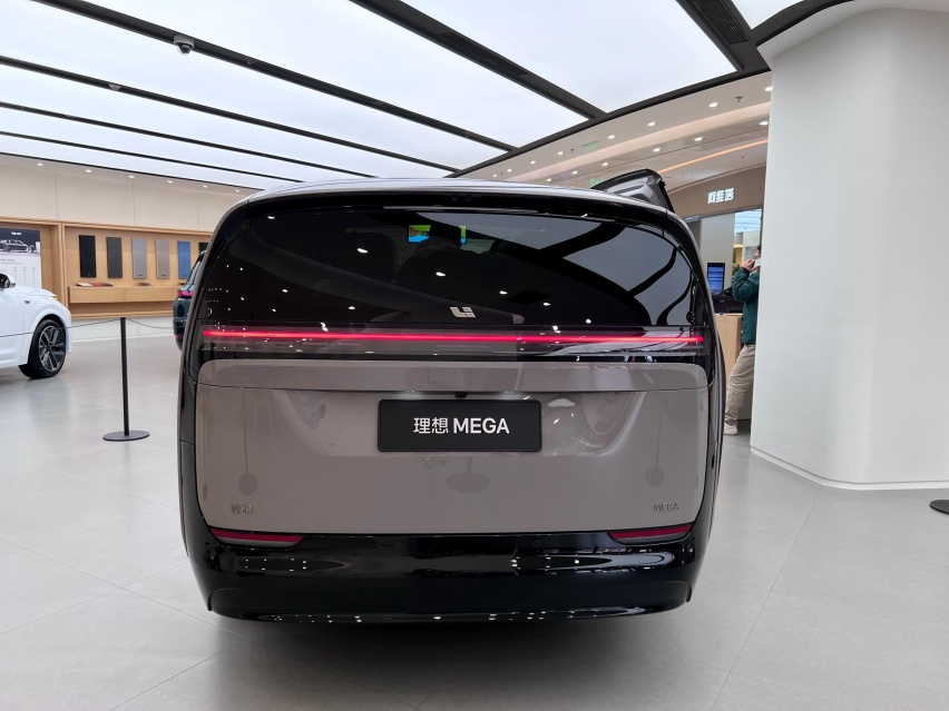 55.98万元到底值不值？探店实拍理想MEGA 抛开颜值看本质