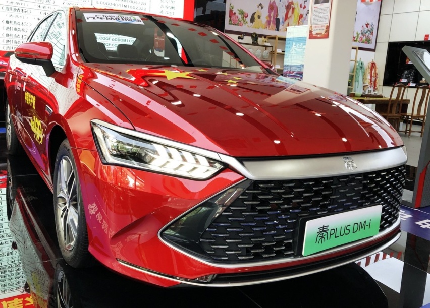 比亚迪秦PLUS DM-i探店：下订等1个月，把合资逼向绝路？