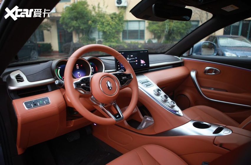 走进车内,不得不说闪电猫的内饰确实借鉴了一些经典设计元素,比如仪表