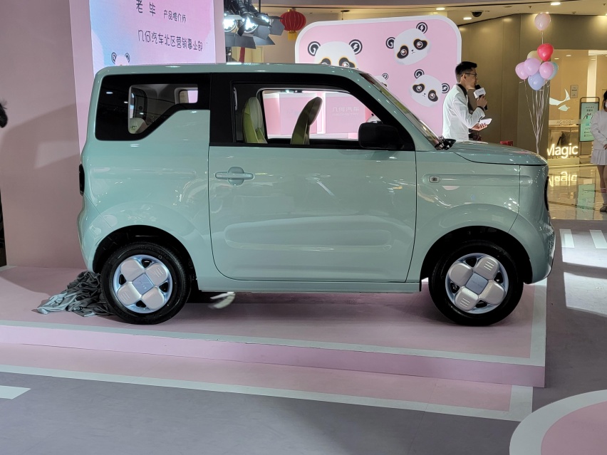 情人节选车：熊猫mini与五菱宏光MINIEV对比，你猜女朋友喜欢谁？