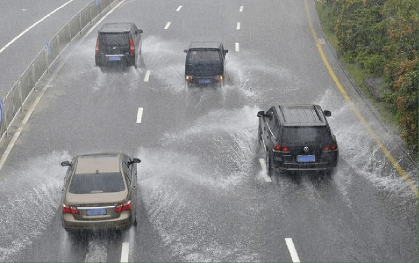 老司机提醒：雨天路面湿滑，安全开车或走路都要注意防范的几点