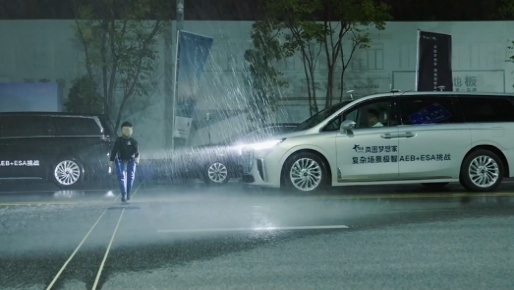 ​国内首次“90km/h超美标”追尾挑战成功，岚图梦想家演绎硬核实力