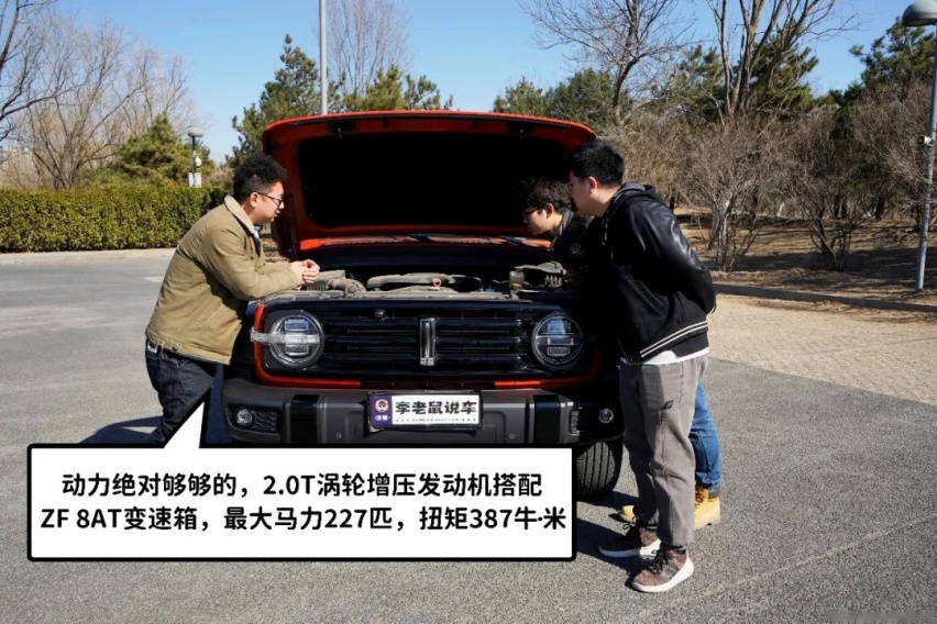 硬派越野满地走  争相来当“坦克手”