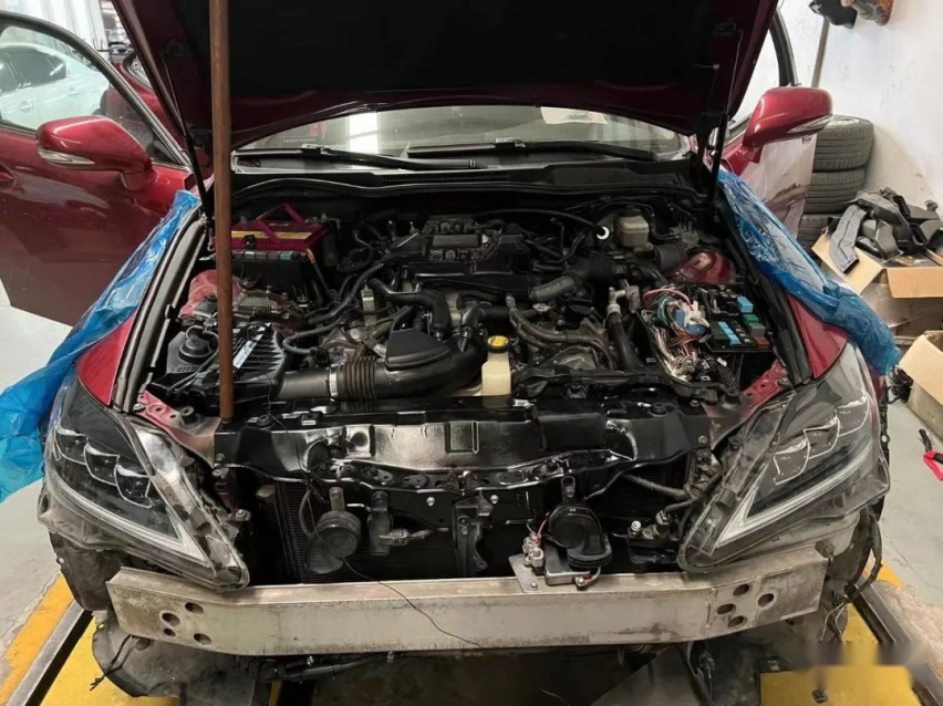 移植了5.0 V8机器的雷克萨斯IS300，这是给宝宝的见面礼？
