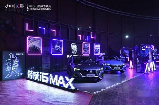 10.68万起 终身免费保养 首款天幕穹顶燃油轿车4.7米