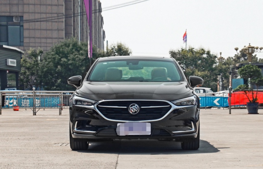 老师座驾就该儒雅内涵，2米9轴距，后排能按摩，它很有发言权