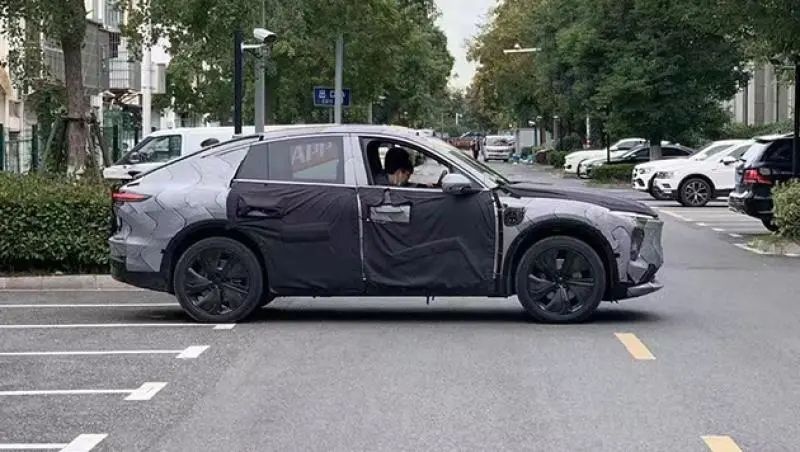 到底是什么车？蔚来全新车型预告，电动大尾翼很唬人