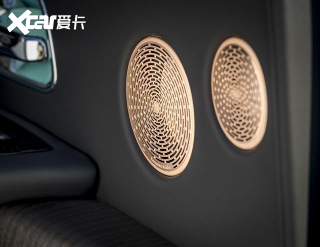 黑色皮制的内饰中,最具特色的可谓玫瑰金色的bespoke高级定制音响罩.