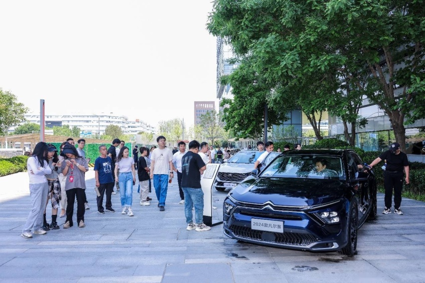 神龙汽车与京东汽车战略签约，持续提升客户体验 深化“五心守护伴知音”