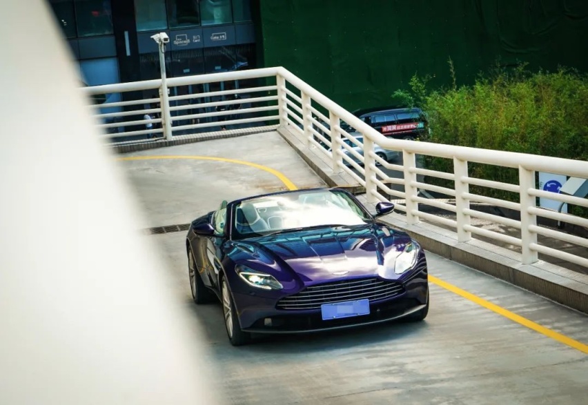 300万买辆英伦跑车，“牛马伦”心想：这是老哥