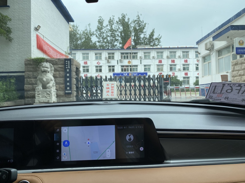00后入职逗斗车，面试差点把车开进局子里
