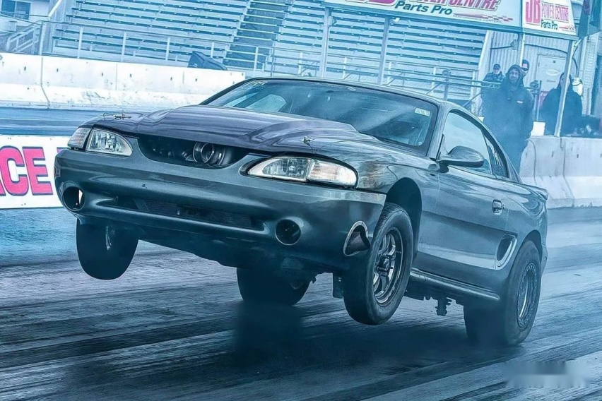 挂着8颗涡轮的福特Mustang你们见过吗？把视野都挡得严严