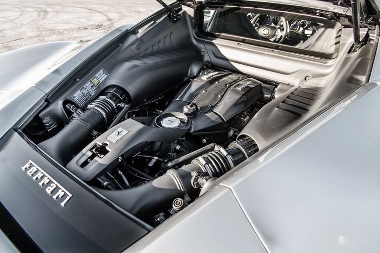 跃马的 V8 终章：试驾法拉利 F8 Tributo
