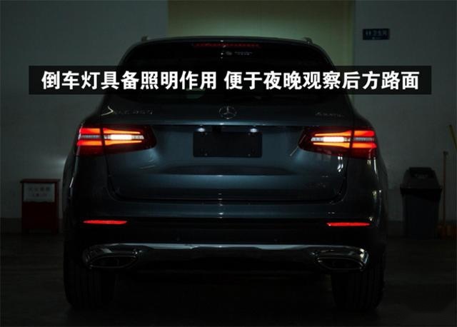 在没有倒车影像/倒车雷达的情况下，倒车时怎么判断车尾的距离？
