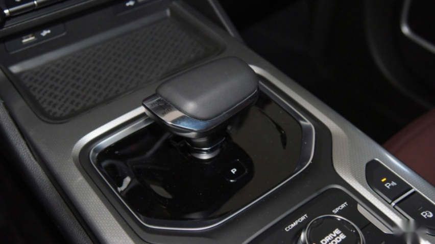吉利豪越：7座中型SUV，月油费千元，工薪族养得起？