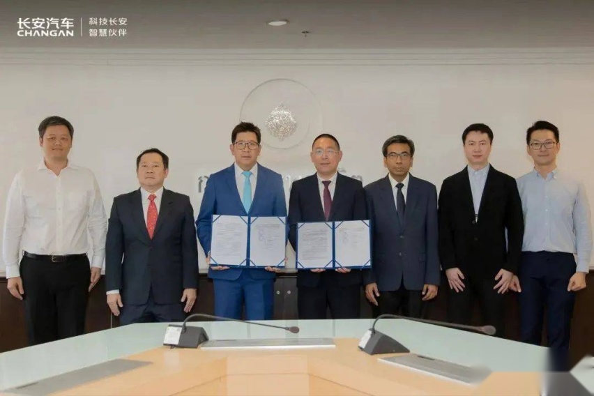 比亚迪将在印尼投建工厂；宇通99辆电动公交交付南京等7条快讯
