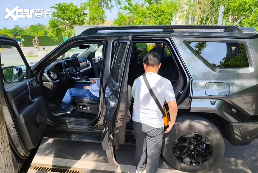 坦克400现身街头，遭路人围观看车，有望延续爆款？
