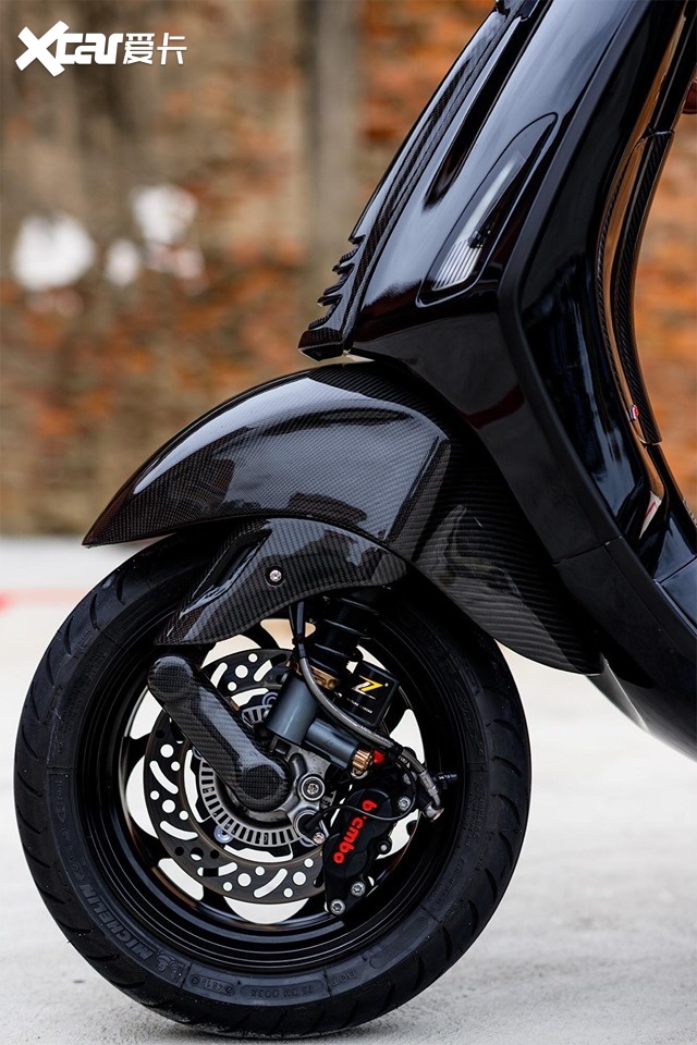 超酷的"黑武士"改装版,vespa sprint采用单边双出蝎子管,改装套件使用