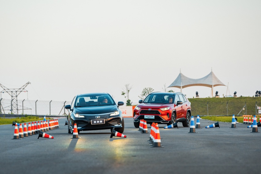 高阶紧凑级家用新势力 亚洲狮/RAV4荣放双擎E+赛道“双体验”