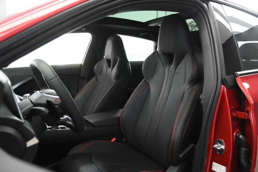2.0T 261匹 405牛，中型车还带电动尾翼！实拍全新MG7